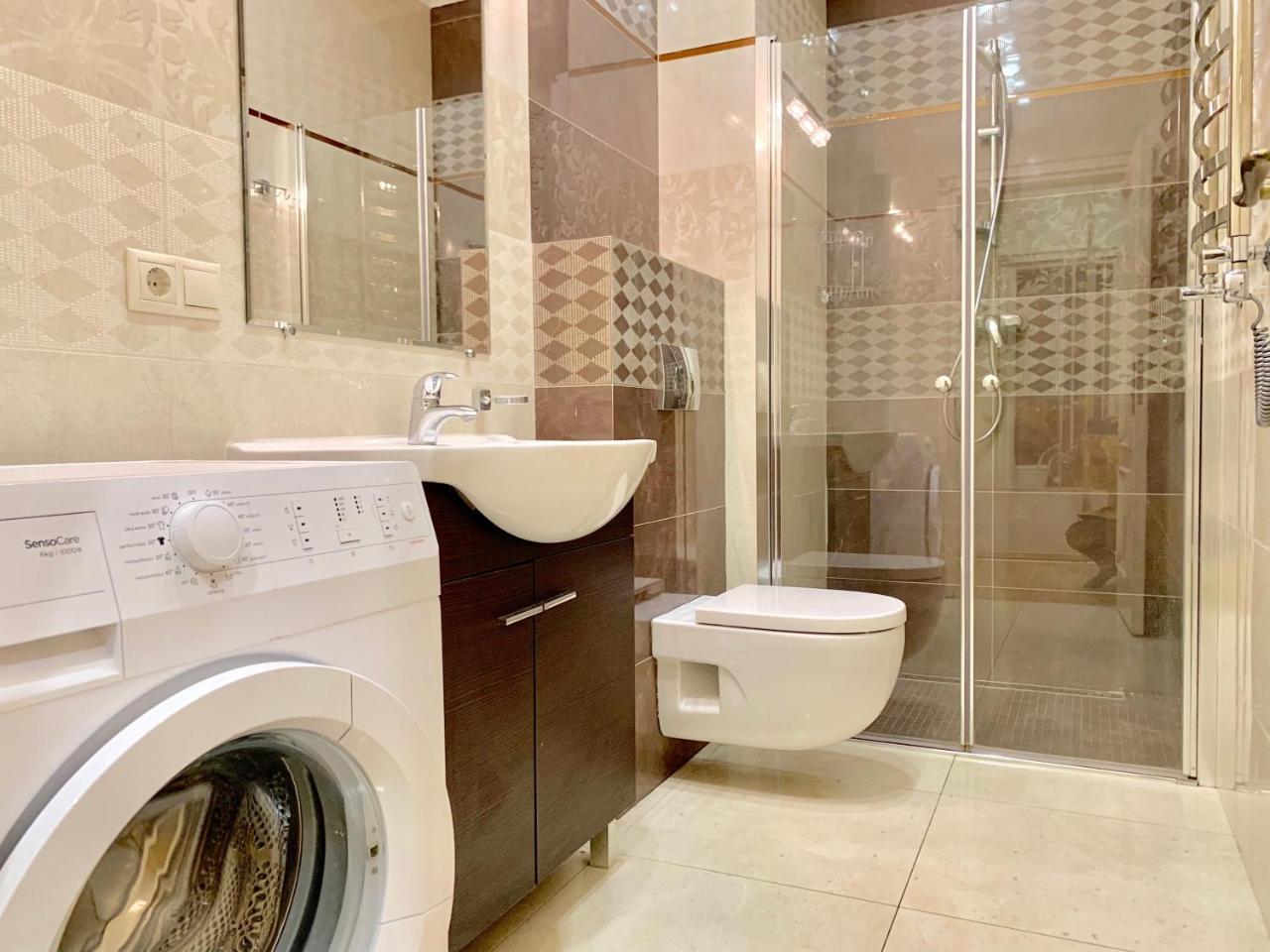 Two-Bedroom On Lesi Ukrainky リヴィウ エクステリア 写真