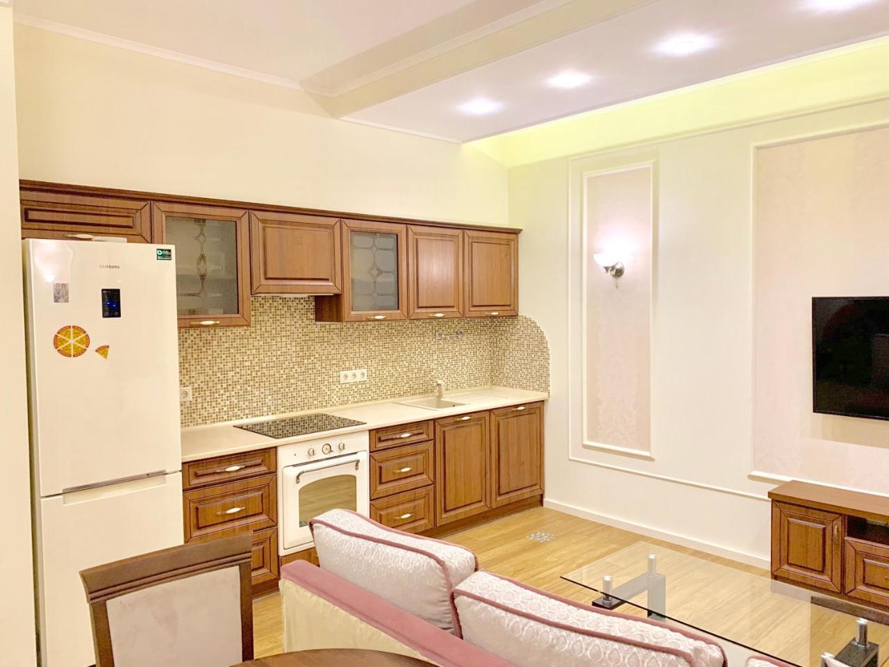 Two-Bedroom On Lesi Ukrainky リヴィウ エクステリア 写真