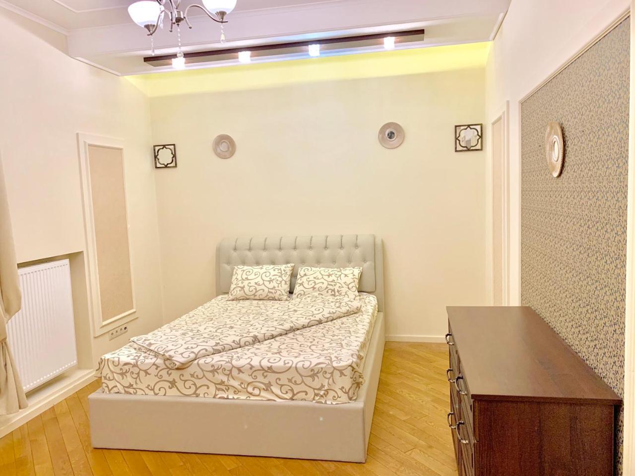 Two-Bedroom On Lesi Ukrainky リヴィウ エクステリア 写真