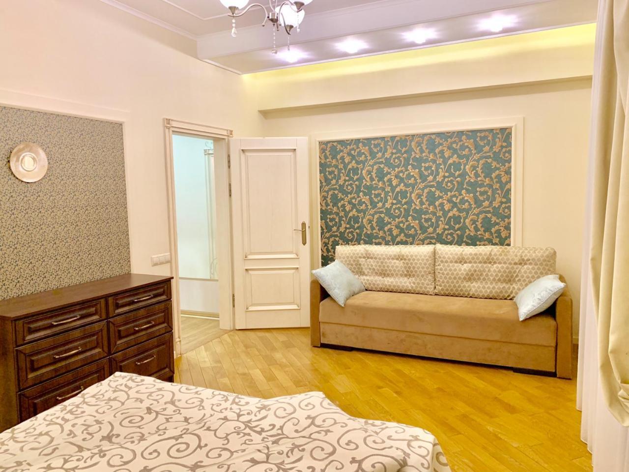Two-Bedroom On Lesi Ukrainky リヴィウ エクステリア 写真