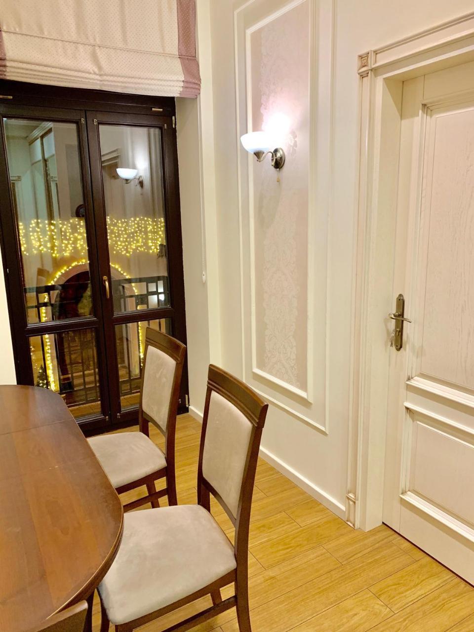 Two-Bedroom On Lesi Ukrainky リヴィウ エクステリア 写真