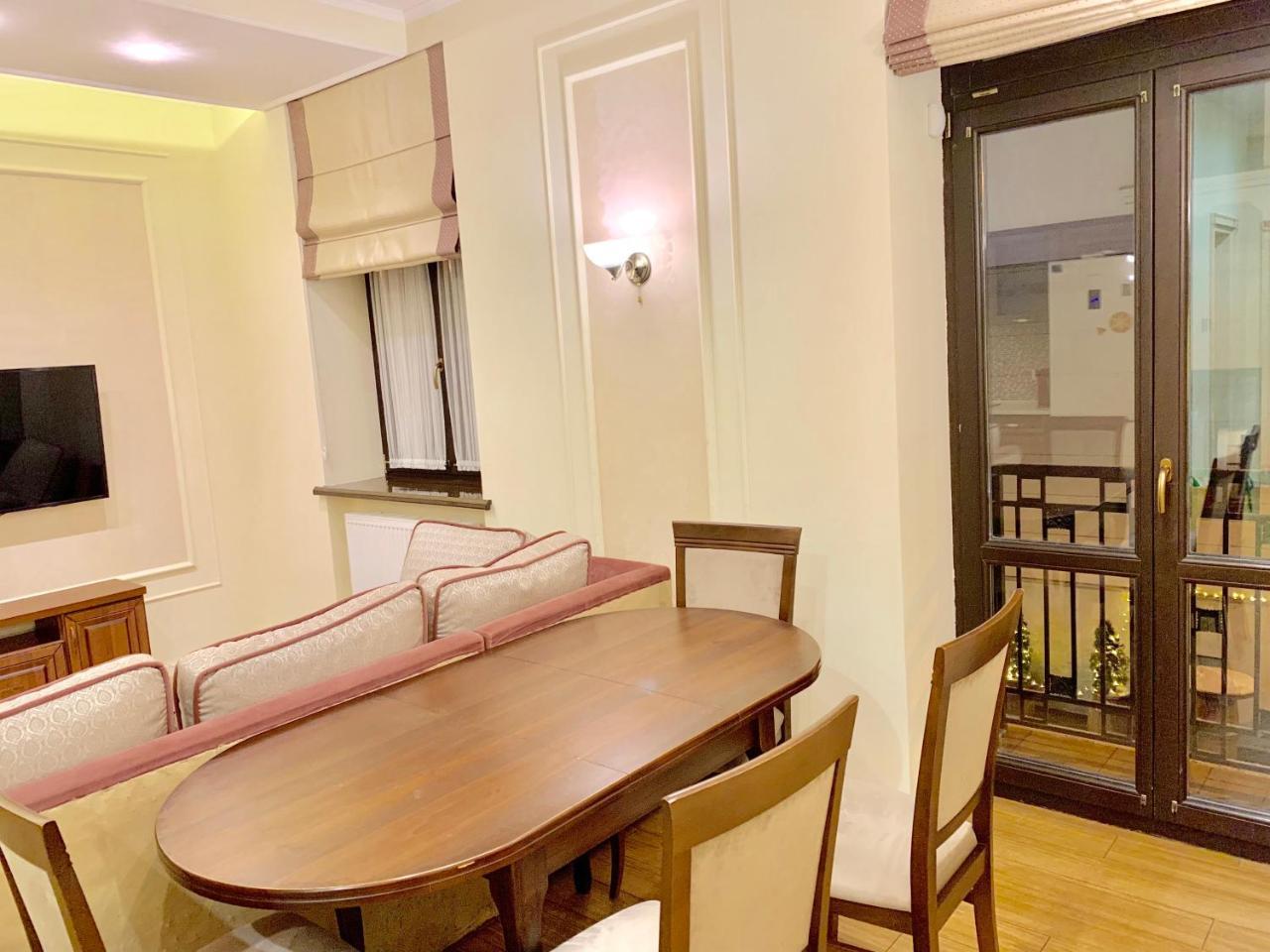 Two-Bedroom On Lesi Ukrainky リヴィウ エクステリア 写真