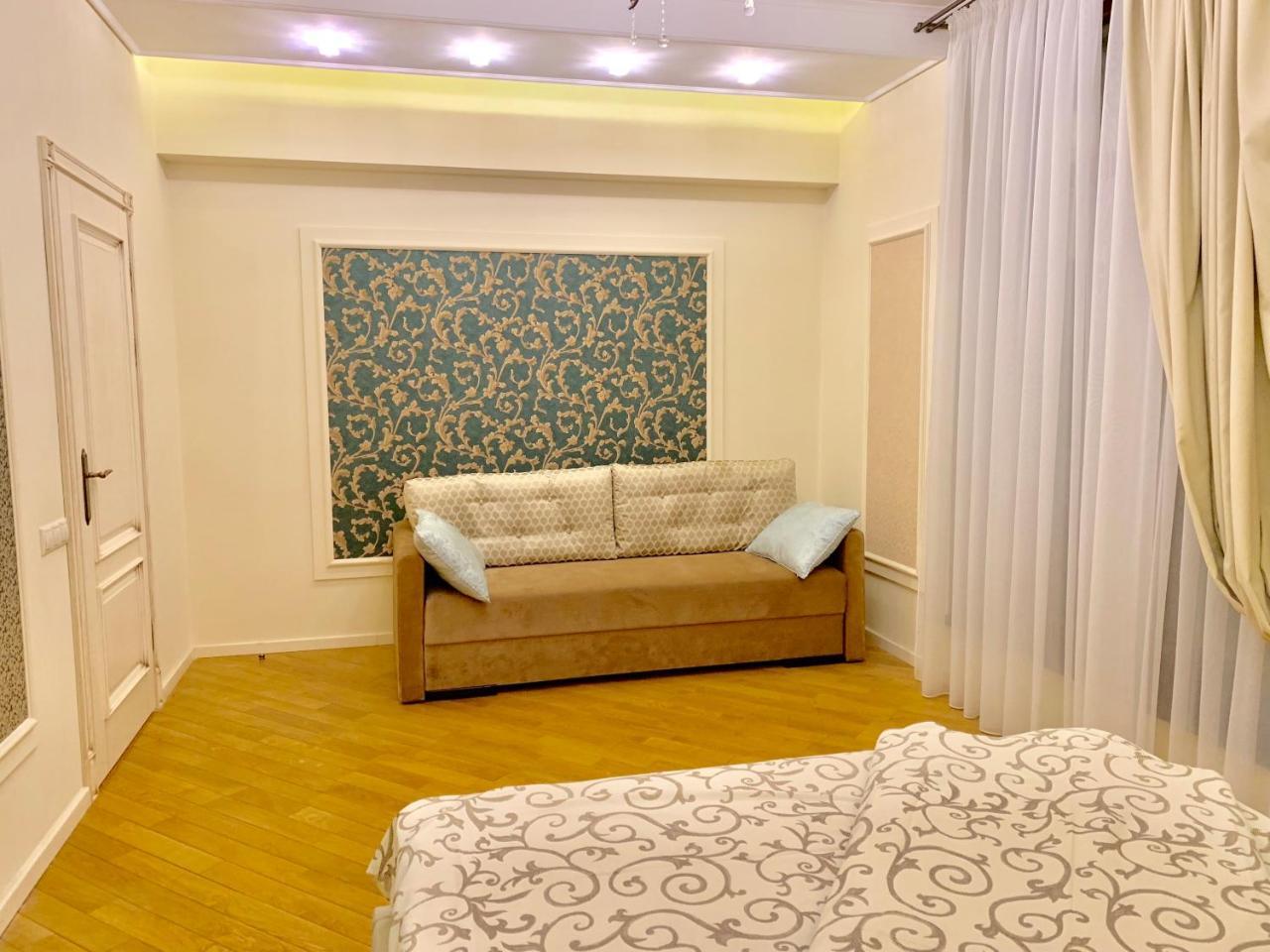 Two-Bedroom On Lesi Ukrainky リヴィウ エクステリア 写真